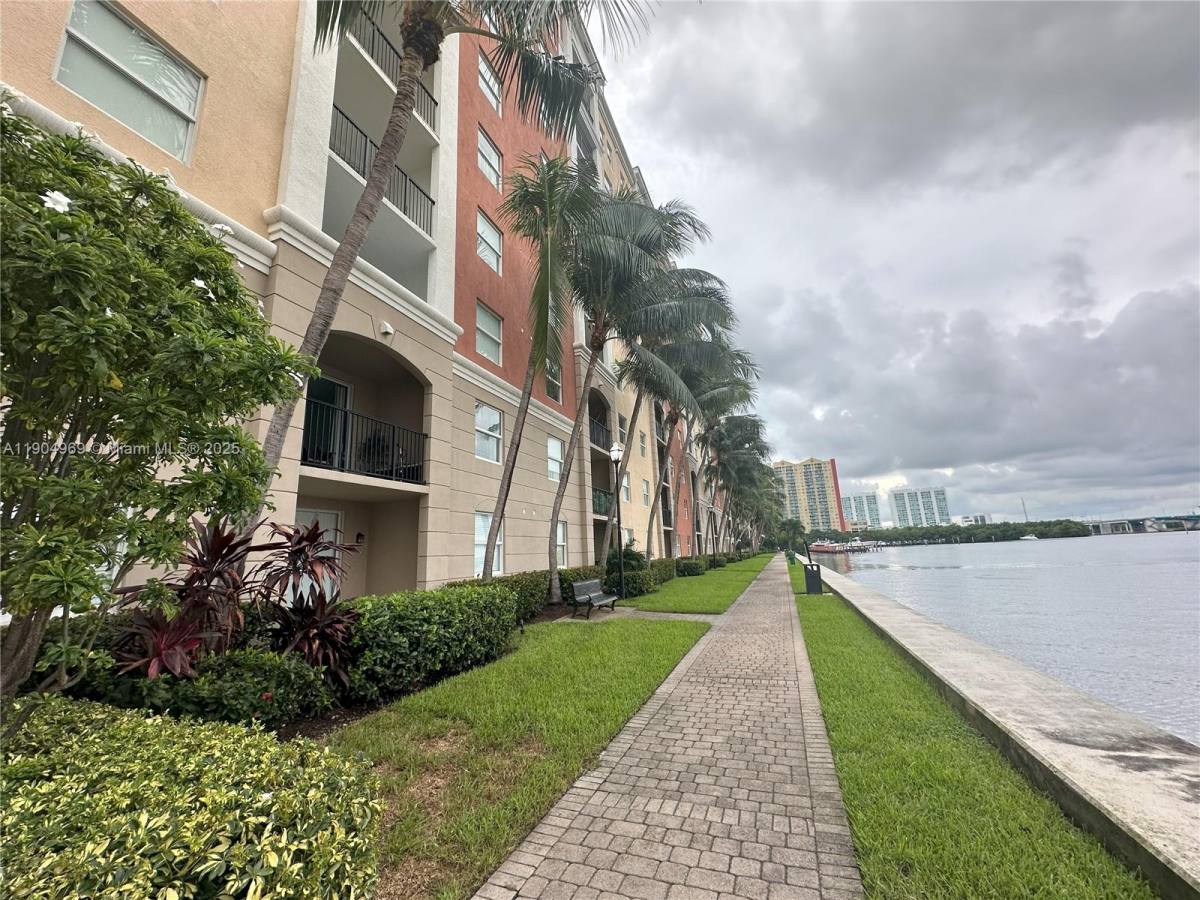 Apartment for rent at 17150 N Bay Rd #2122, North Miami Beach, FL 33160