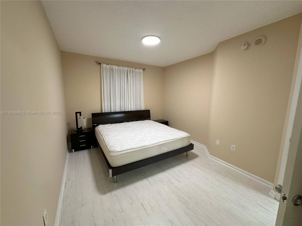 Apartment for rent at 17150 N Bay Rd #2122, North Miami Beach, FL 33160