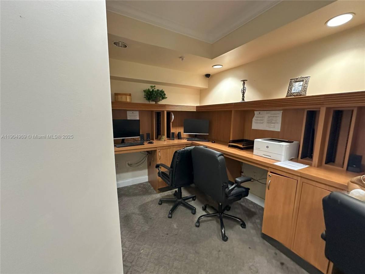 Apartment for rent at 17150 N Bay Rd #2122, North Miami Beach, FL 33160