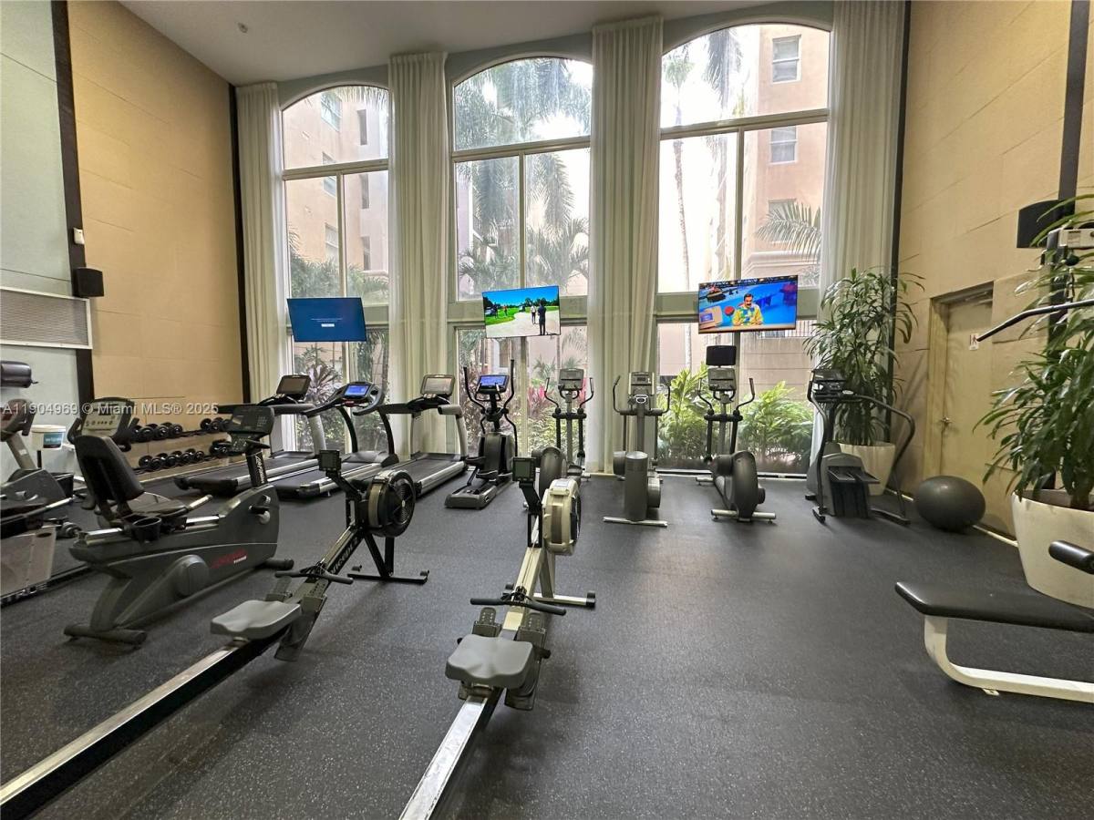 Apartment for rent at 17150 N Bay Rd #2122, North Miami Beach, FL 33160