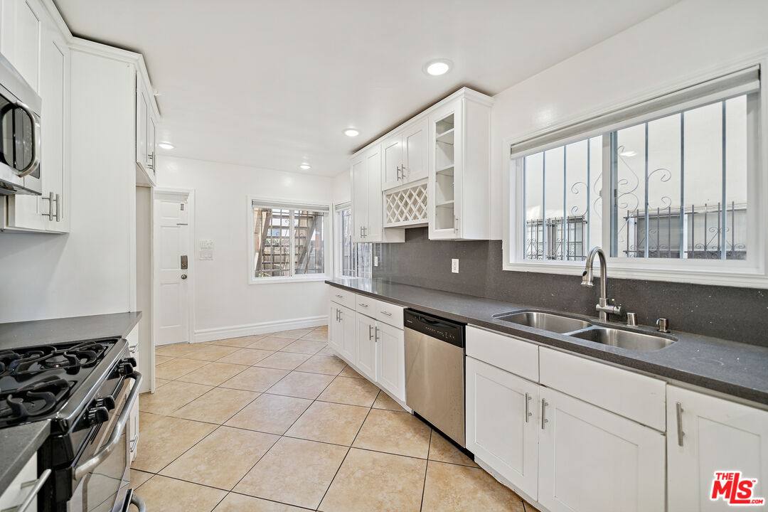 Apartment for rent at 112 S Detroit St #112, Los Angeles, CA 90036
