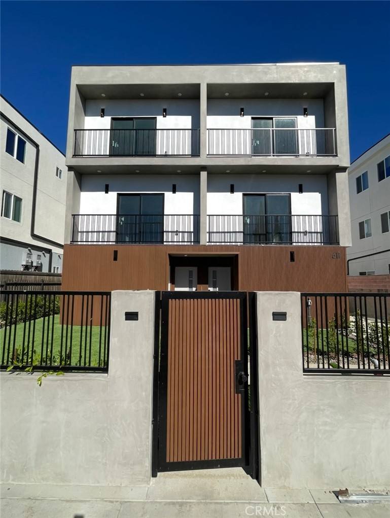Apartment for rent at 611 W 41st Place #6111 2, Los Angeles, CA 90037