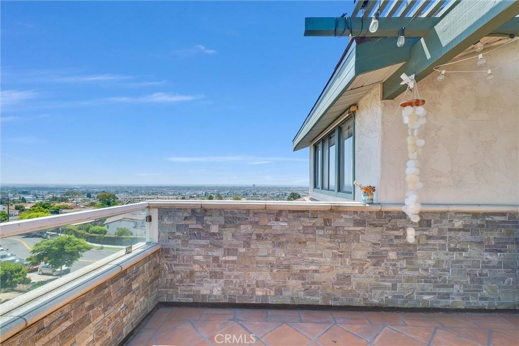 Apartment for rent at 2215 Molino Ave #2215B, Signal Hill, CA 90755