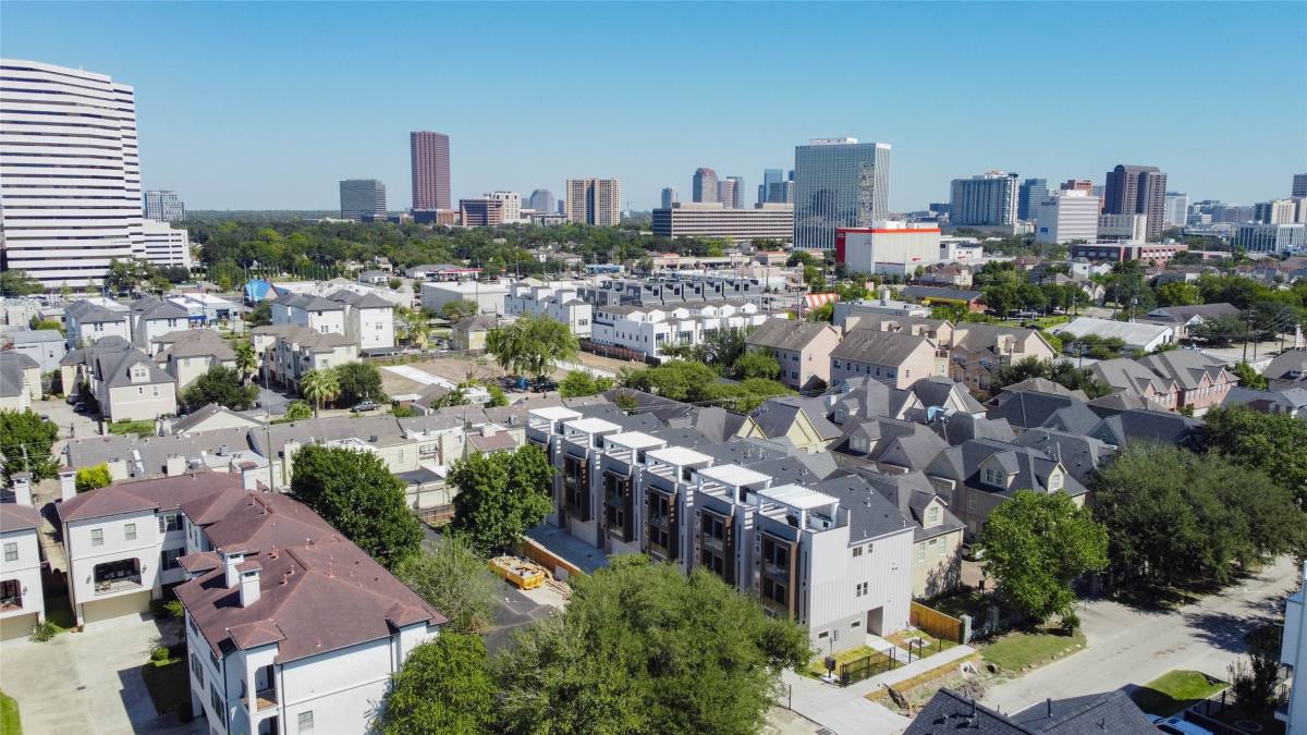 Townhouse for rent at 5638 Dolores St, Houston, TX 77057