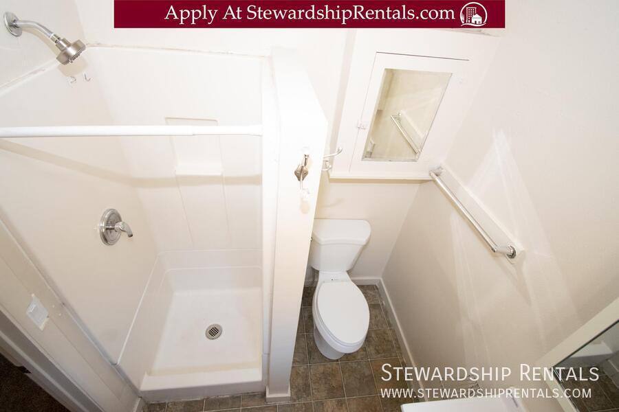 Apartment for rent at 2024 Emerald St #5, Eugene, OR 97403