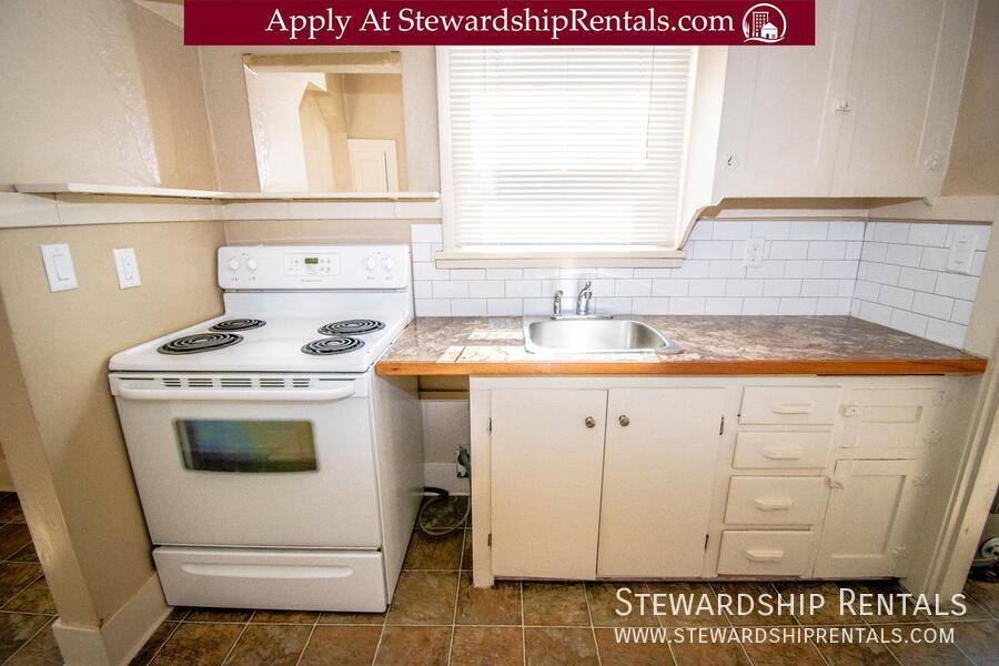 Apartment for rent at 2024 Emerald St #5, Eugene, OR 97403