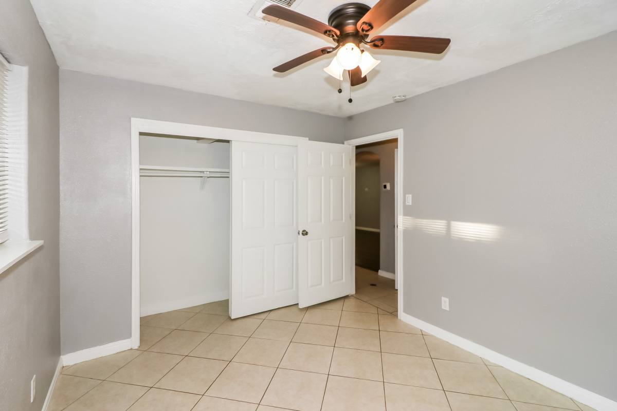 Apartment for rent at 1303 W Phillips St, Alvin, TX 77511