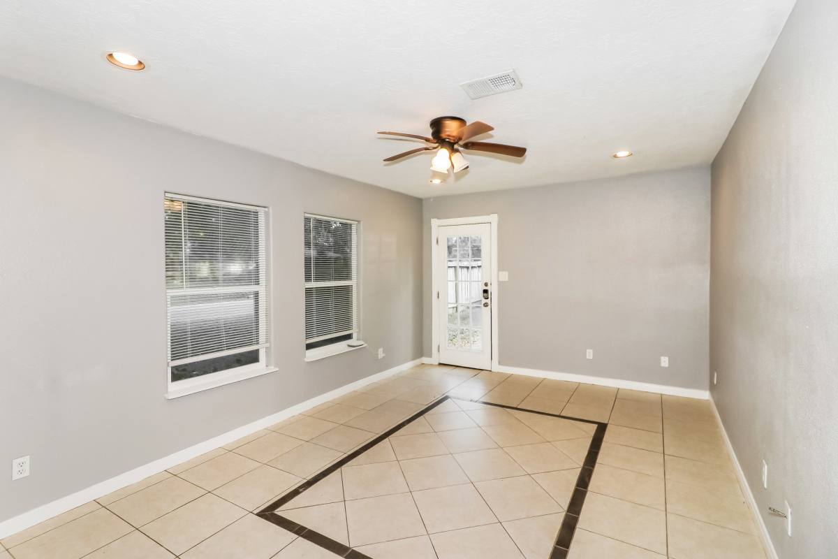 Apartment for rent at 1303 W Phillips St, Alvin, TX 77511