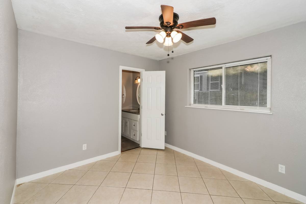 Apartment for rent at 1303 W Phillips St, Alvin, TX 77511