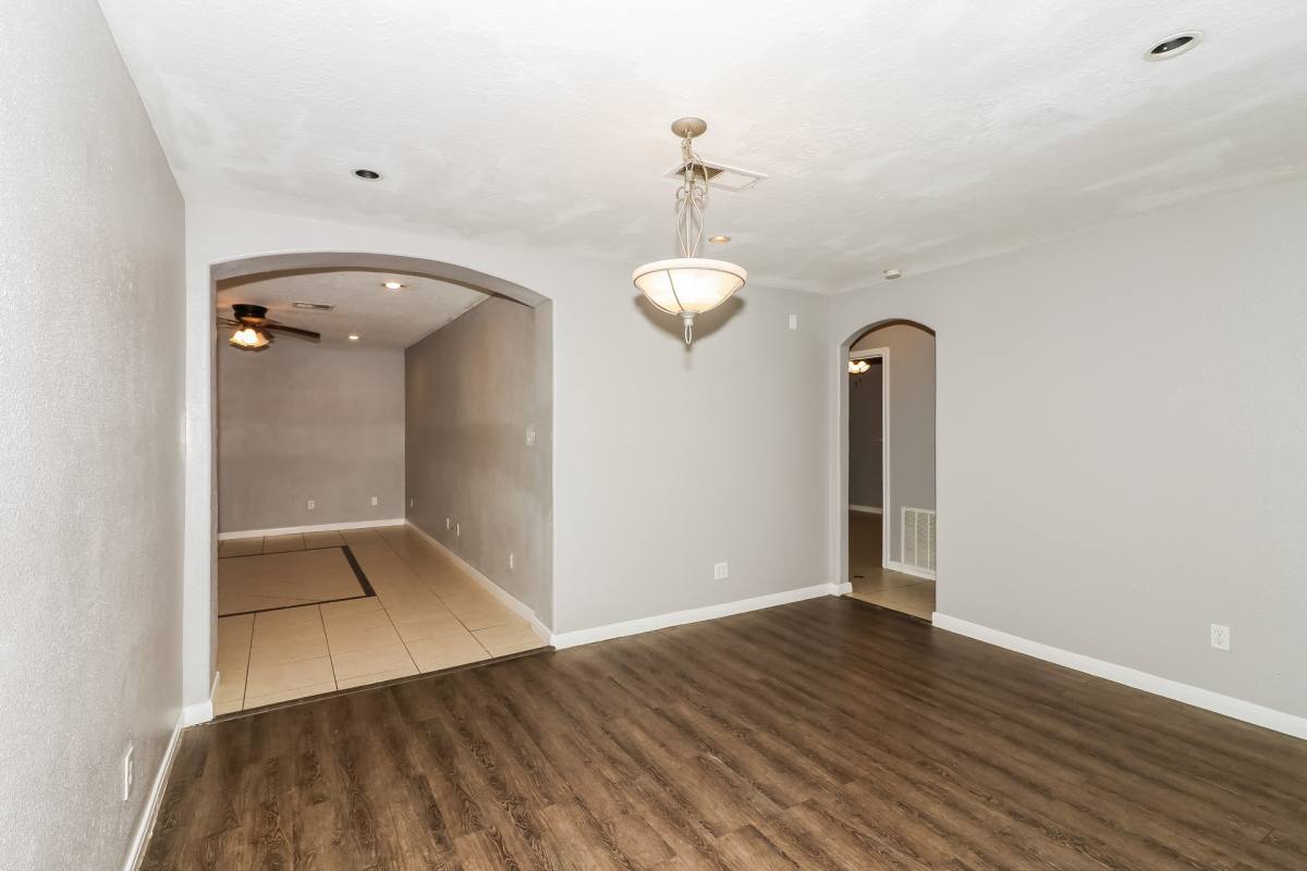 Apartment for rent at 1303 W Phillips St, Alvin, TX 77511