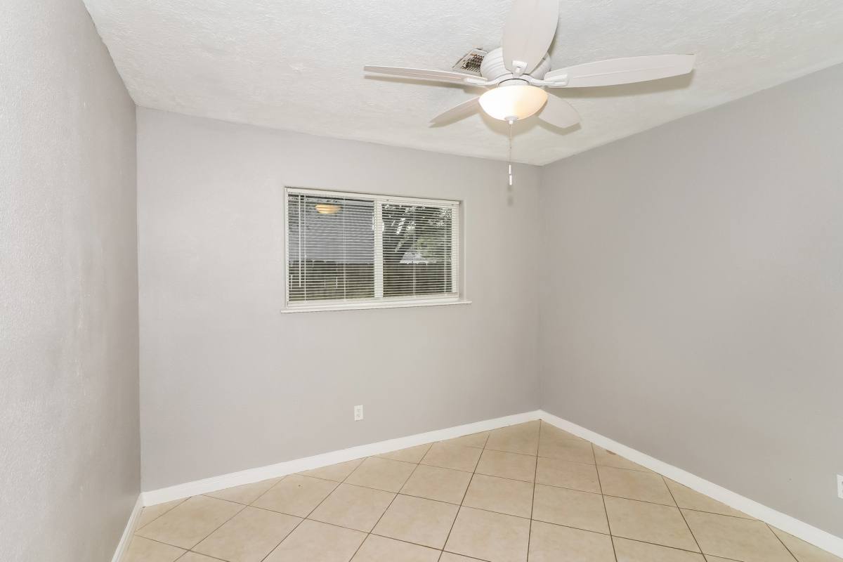 Apartment for rent at 1303 W Phillips St, Alvin, TX 77511