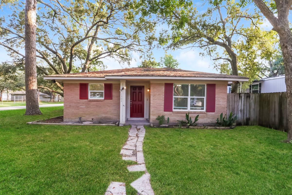Apartment for rent at 1303 W Phillips St, Alvin, TX 77511