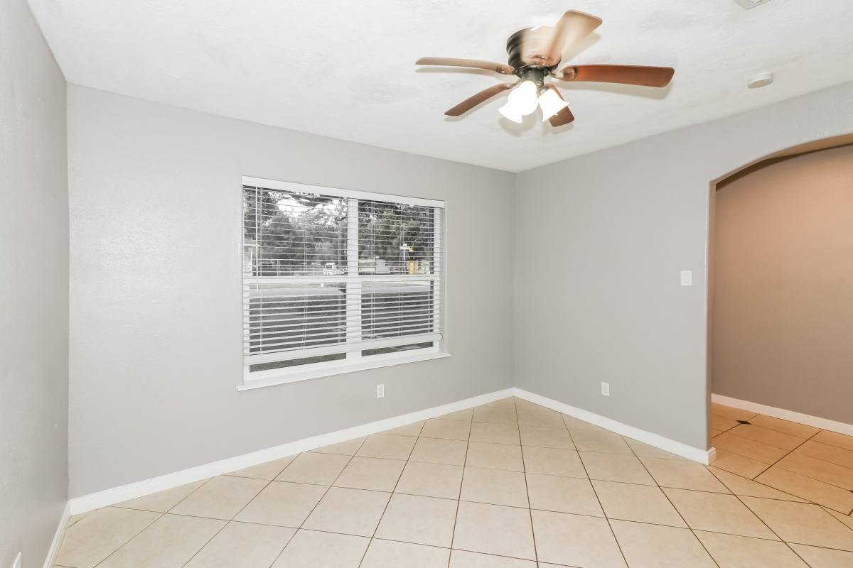 Apartment for rent at 1303 W Phillips St, Alvin, TX 77511