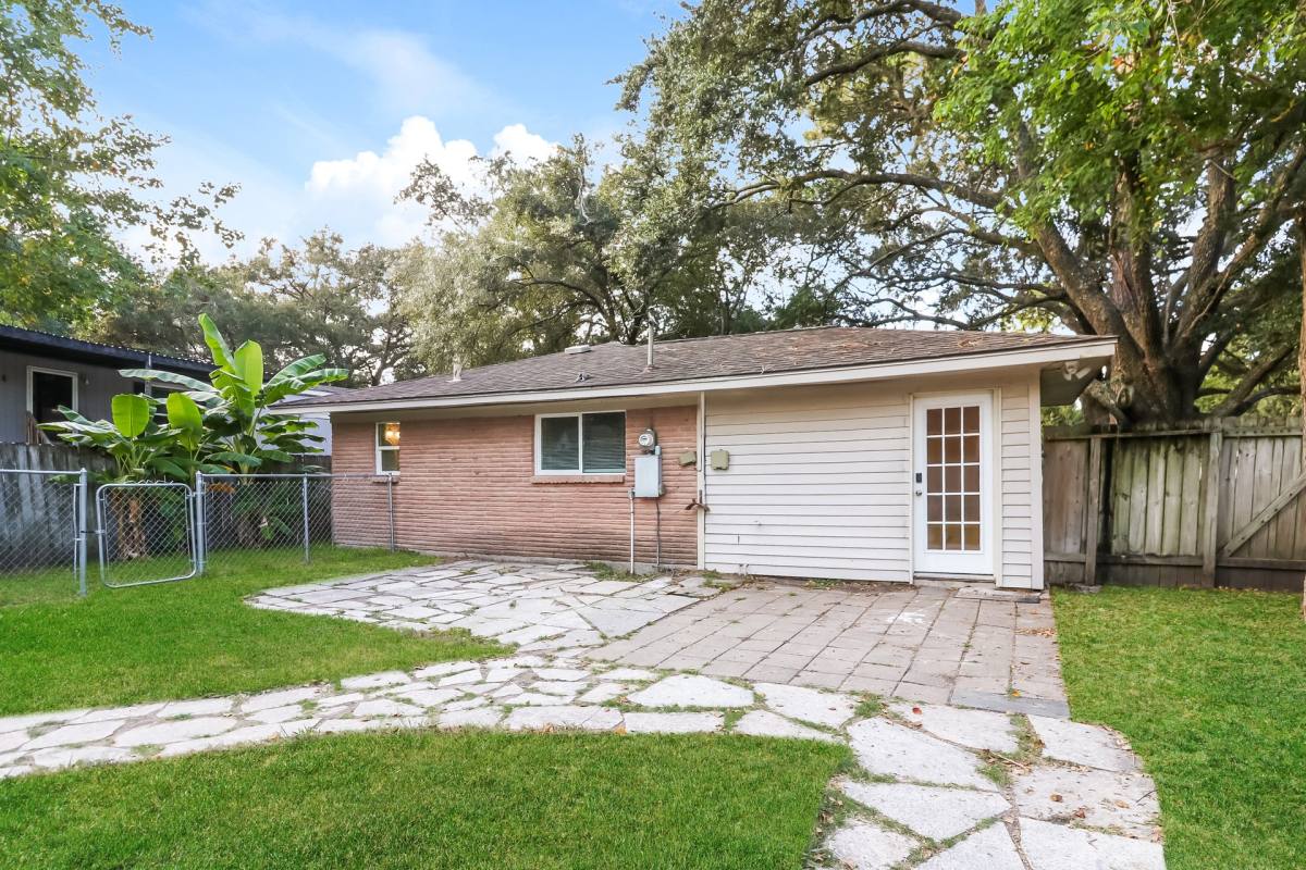 Apartment for rent at 1303 W Phillips St, Alvin, TX 77511
