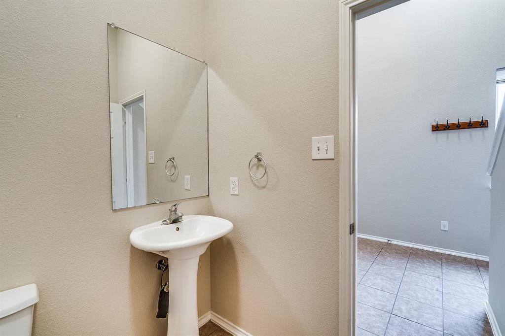 Apartment for rent at 17422 Energy Lane, Dallas, TX 75252