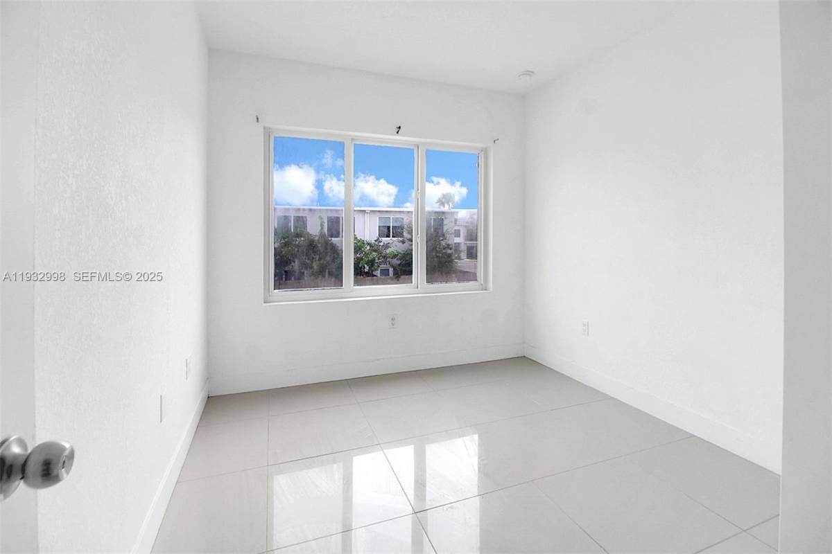 14482 SW 259th St, Homestead, FL 33032 - Townhouse For Rent - Image 3