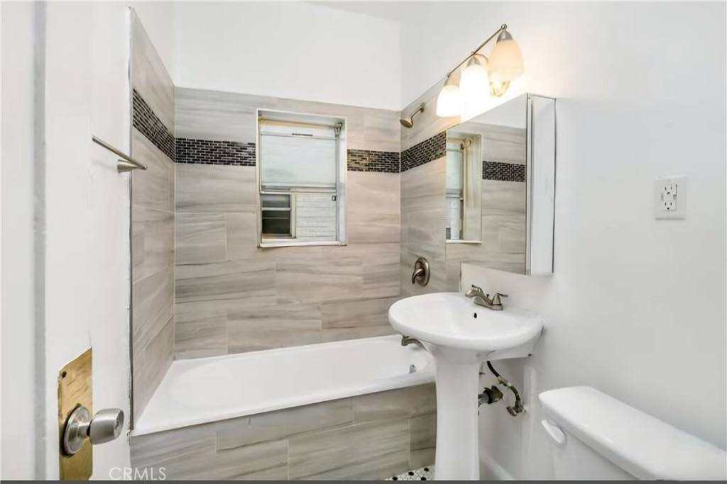 Apartment for rent at 3408 W Sunset Blvd, Los Angeles, CA 90026
