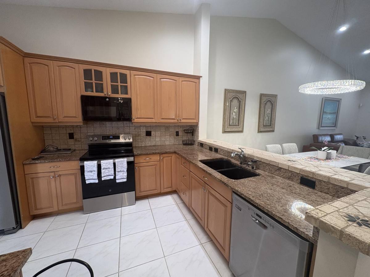 Apartment for rent at 7275 Summer Tree Dr, Boynton Beach, FL 33437