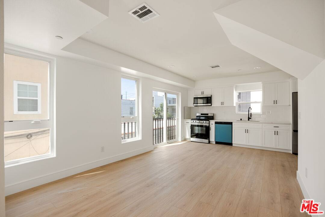 Apartment for rent at 1617 2nd Ave, Los Angeles, CA 90019