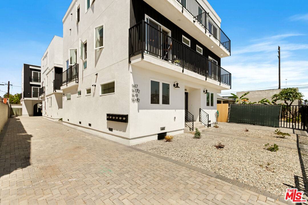 Apartment for rent at 1617 2nd Ave, Los Angeles, CA 90019