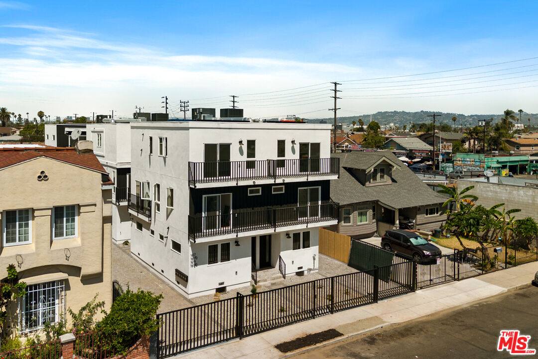 Apartment for rent at 1617 2nd Ave, Los Angeles, CA 90019