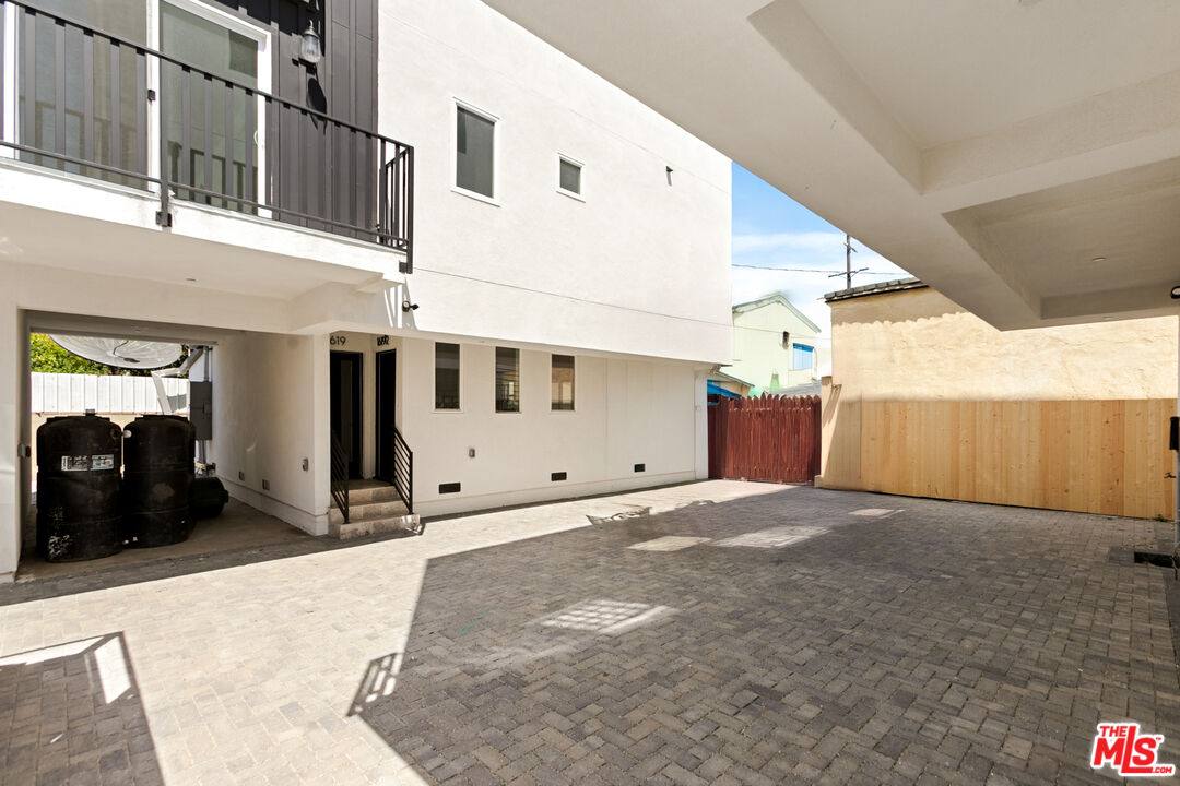 Apartment for rent at 1617 2nd Ave, Los Angeles, CA 90019
