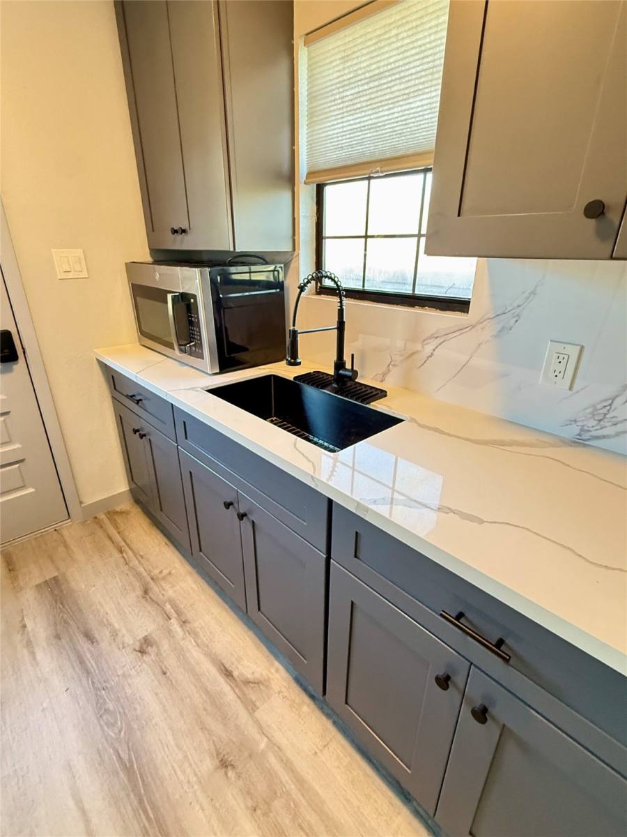 Apartment for rent at 210 N Mattson St #210, West Columbia, TX 77486