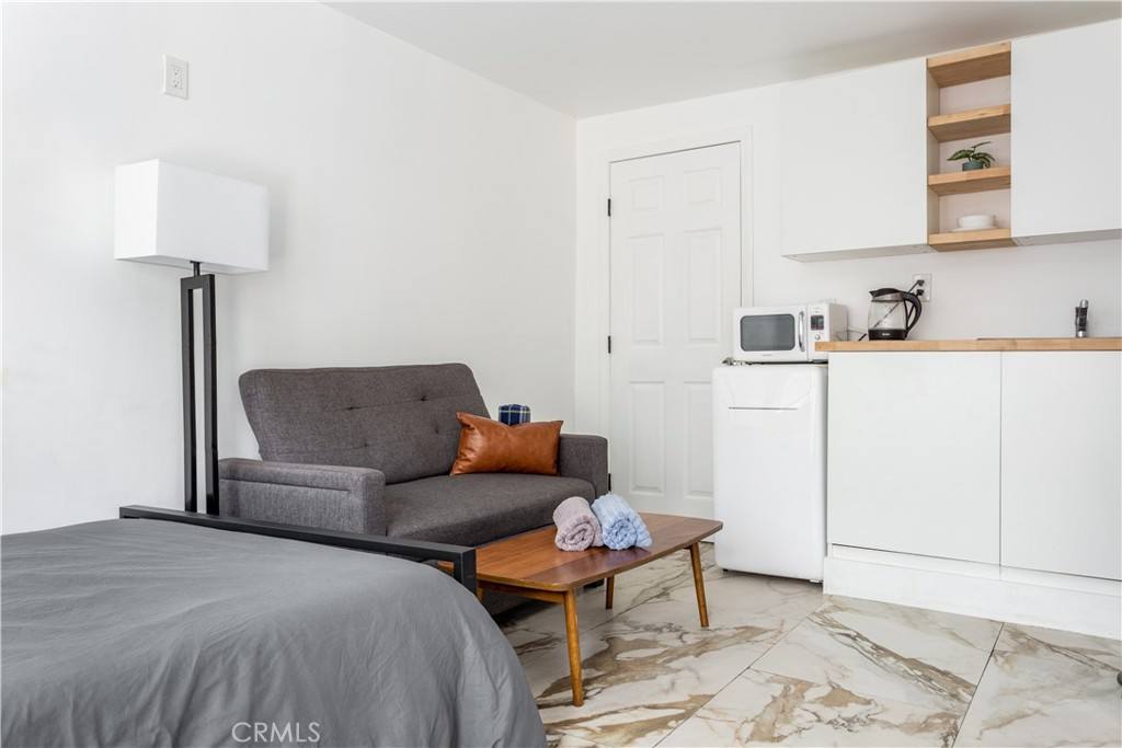 Apartment for rent at 14818 Round Valley Dr #14818C, Sherman Oaks, CA 91403