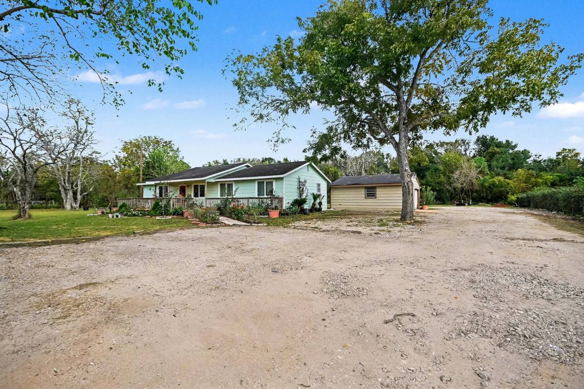Apartment for rent at 1627 Texas Ave, League City, TX 77573