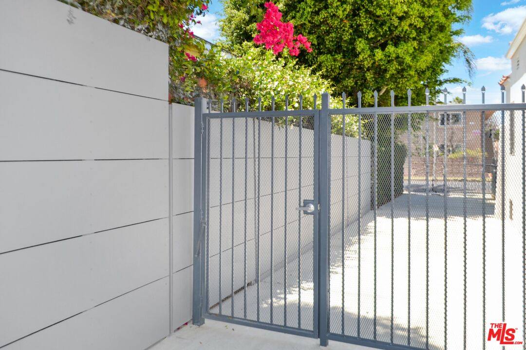Apartment for rent at 1446 S Cochran Ave #1, Los Angeles, CA 90019