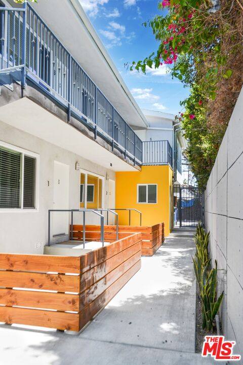 Apartment for rent at 1446 S Cochran Ave #1, Los Angeles, CA 90019