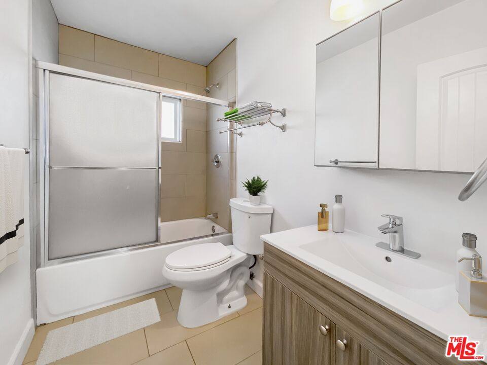 Apartment for rent at 1446 S Cochran Ave #1, Los Angeles, CA 90019
