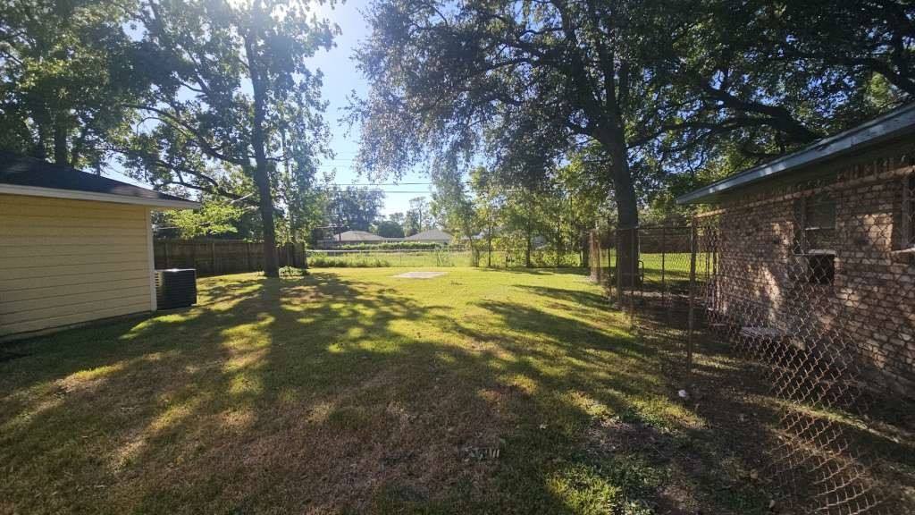 Apartment for rent at 10101 Rebel Rd, Houston, TX 77016
