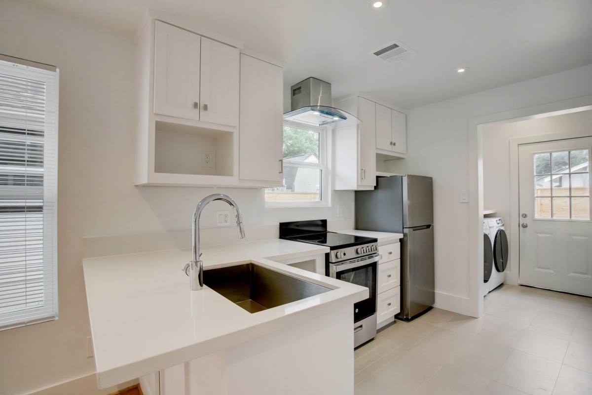 Apartment for rent at 6109 N Main St, Houston, TX 77008