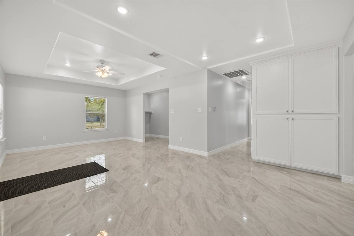 Apartment for rent at 6928 Apache St, Houston, TX 77028