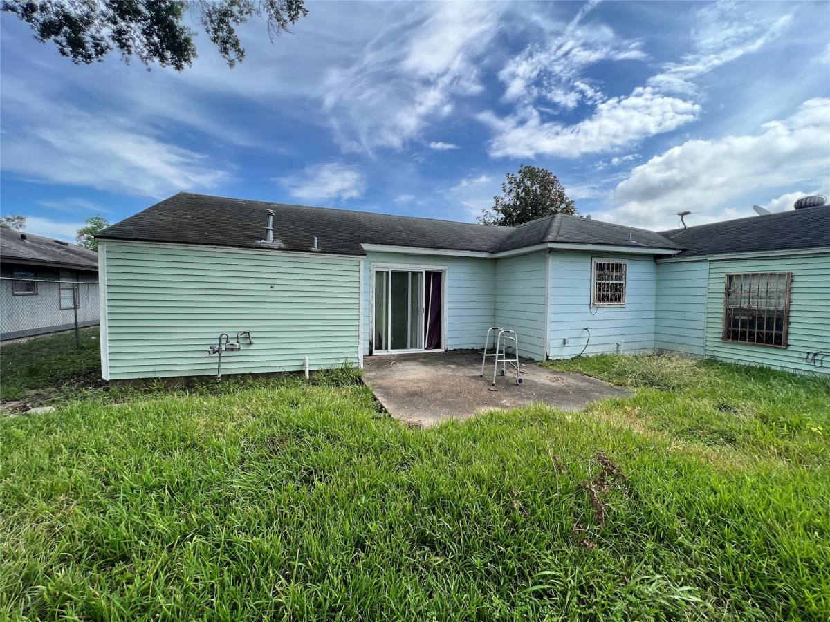 Apartment for rent at 5942 Ridgeway Dr, Houston, TX 77033