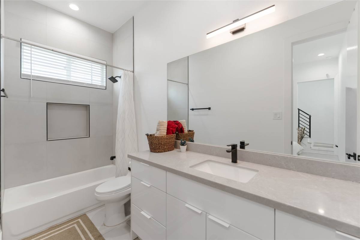 Apartment for rent at 3410 Baer St #3410C, Houston, TX 77020