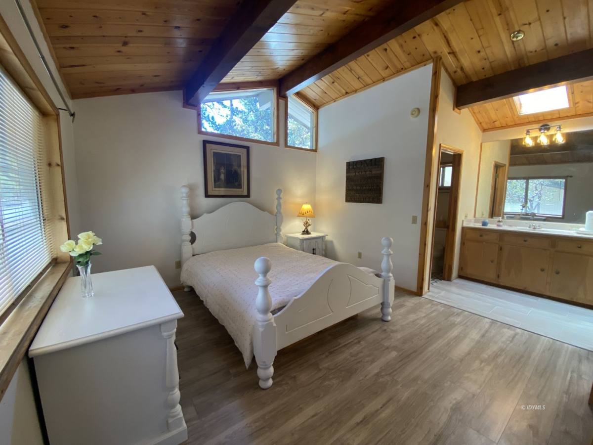 Apartment for rent at 25300 Marion Ridge Dr, Idyllwild, CA 92549