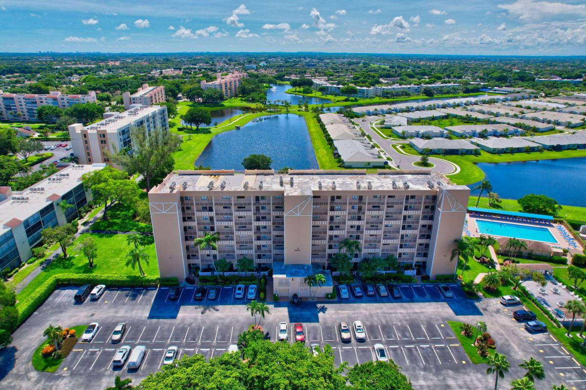 Apartment for rent at 6866 Huntington Lane #806, Delray Beach, FL 33446