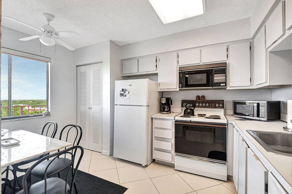 Apartment for rent at 6866 Huntington Lane #806, Delray Beach, FL 33446