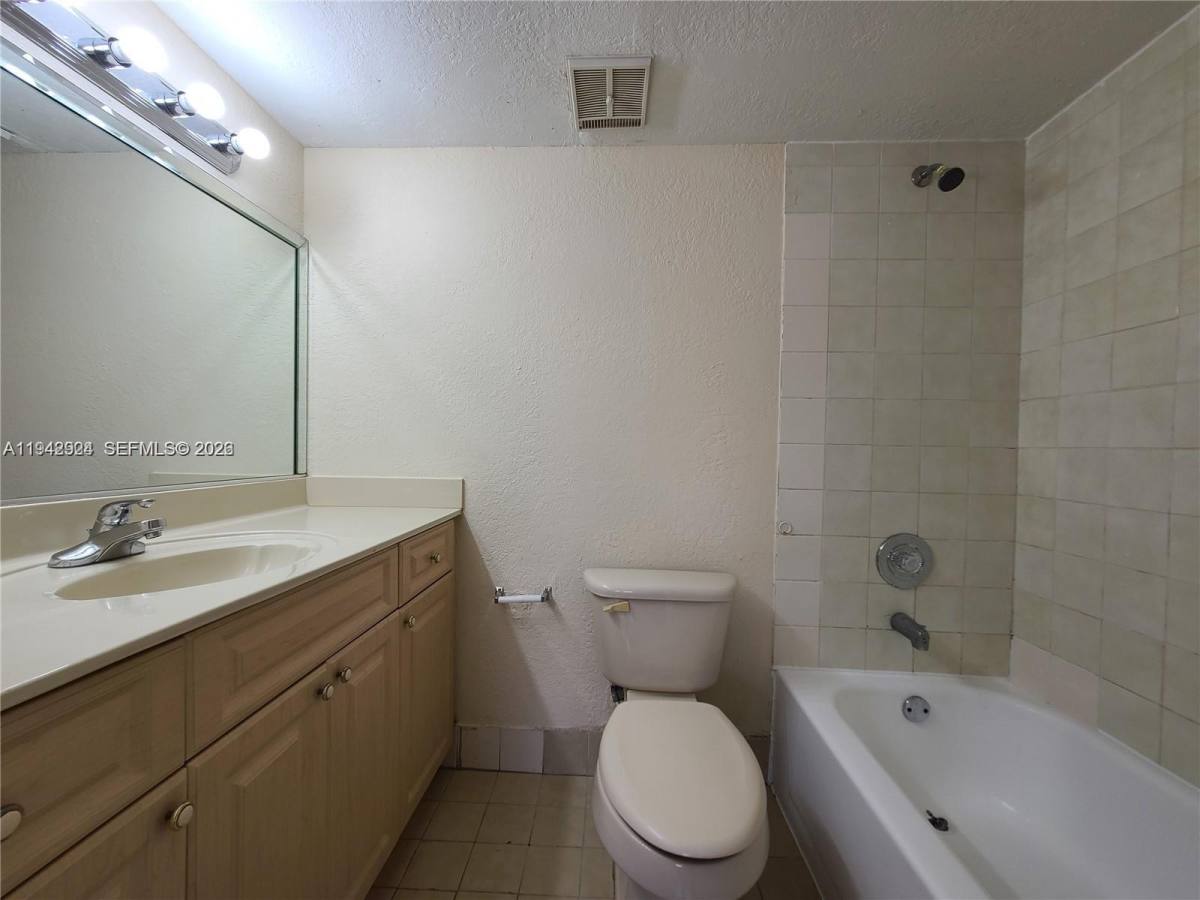 Apartment for rent at 2710 W 60th Place #202, Hialeah, FL 33016
