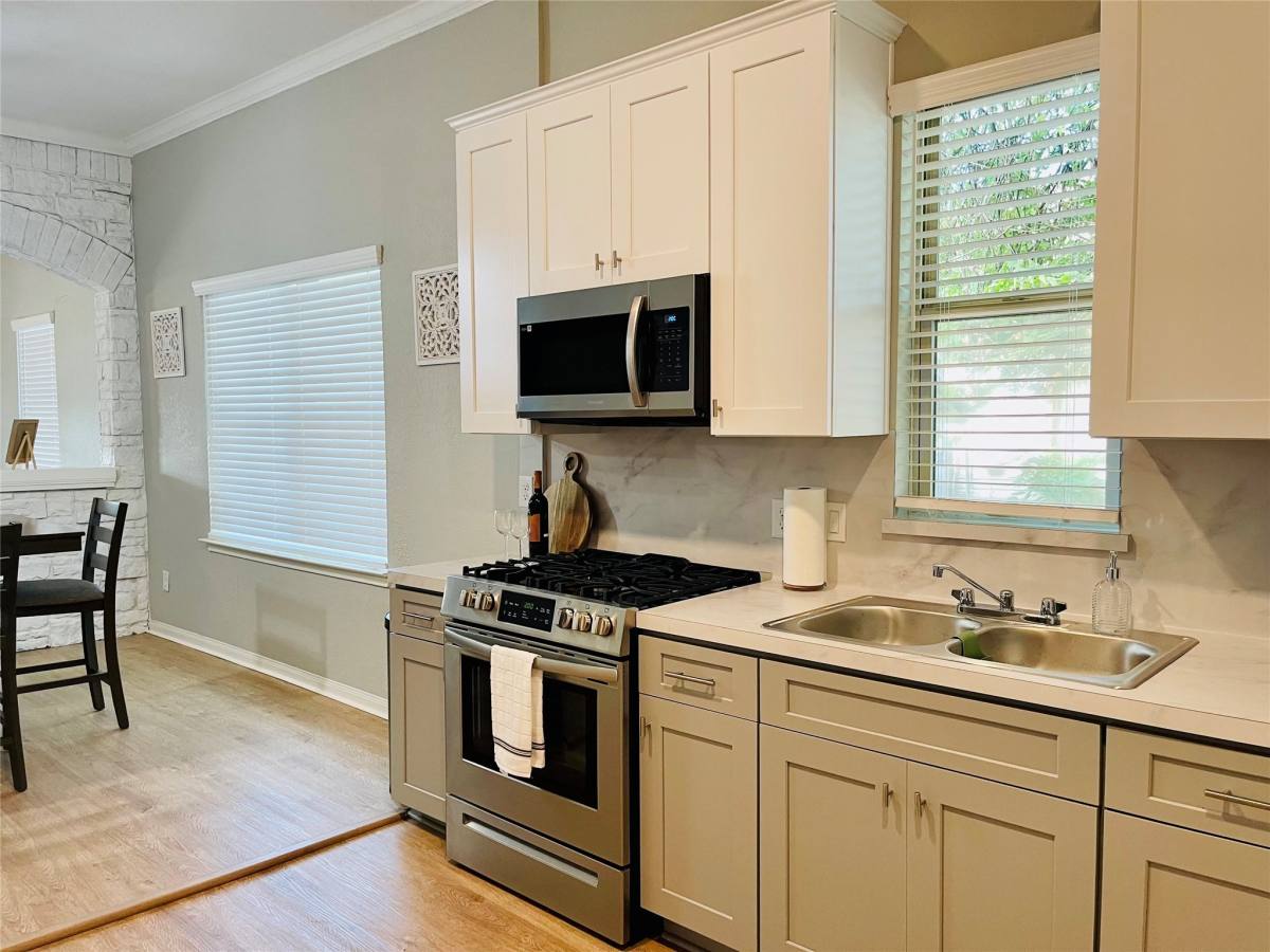 Apartment for rent at 1714 Mary St #1714A, Houston, TX 77026