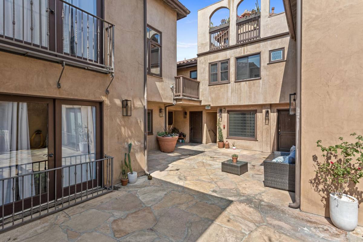 Townhouse for rent at 1342 N Highland Ave, Los Angeles, CA 90028