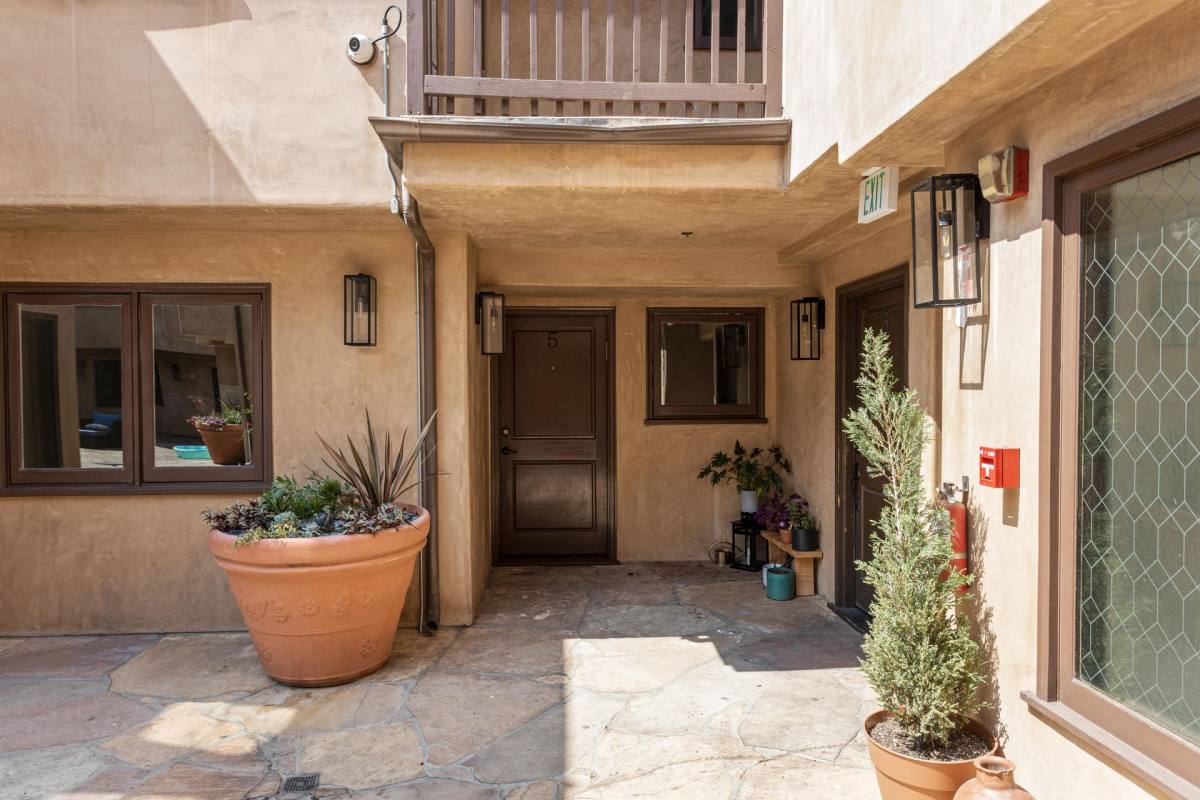 Townhouse for rent at 1342 N Highland Ave, Los Angeles, CA 90028