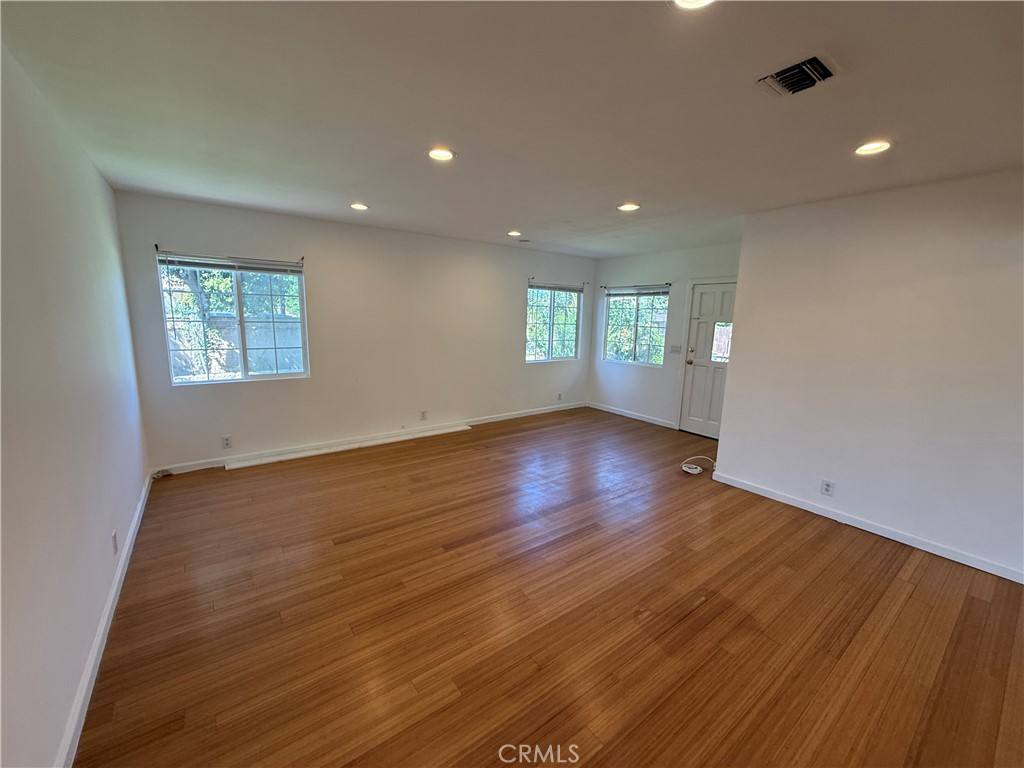 Apartment for rent at 19148 Saticoy St, Reseda, CA 91335