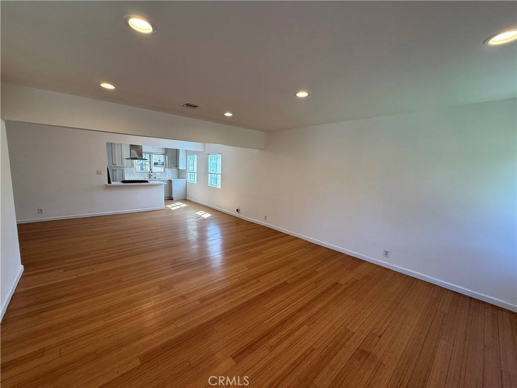 Apartment for rent at 19148 Saticoy St, Reseda, CA 91335