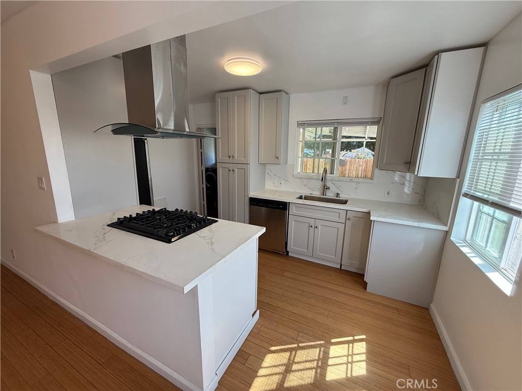 Apartment for rent at 19148 Saticoy St, Reseda, CA 91335