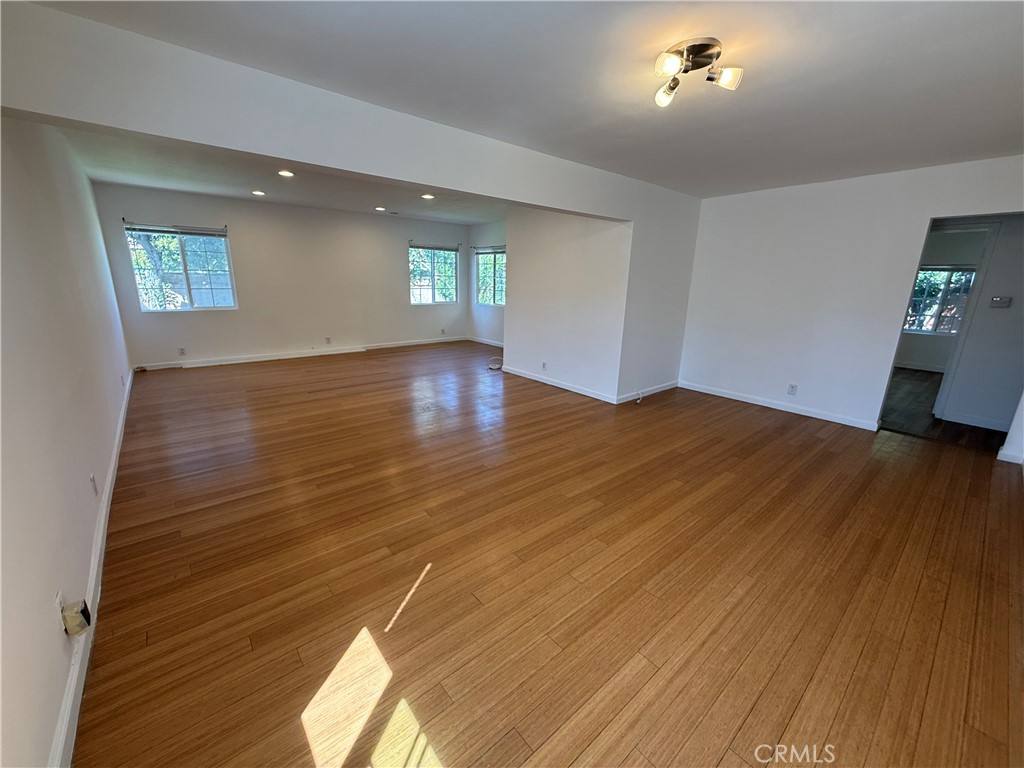 Apartment for rent at 19148 Saticoy St, Reseda, CA 91335
