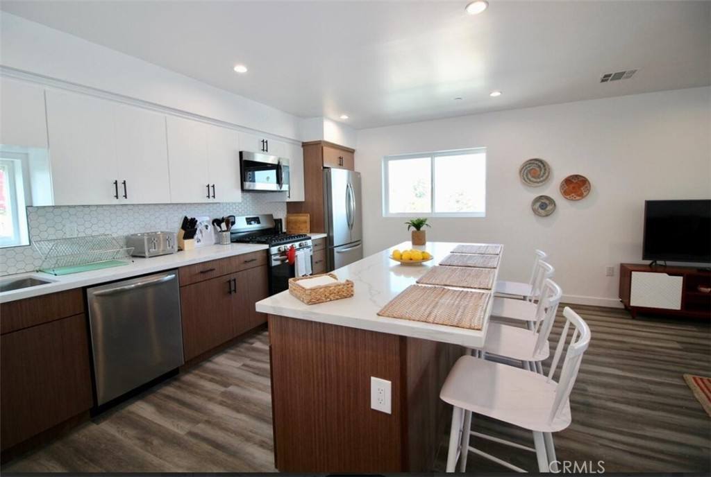 Apartment for rent at 1416 Cloverdale Ave, Los Angeles, CA 90019