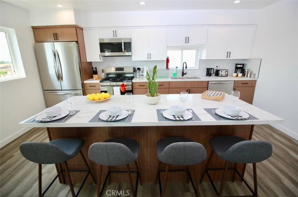 Apartment for rent at 1416 Cloverdale Ave, Los Angeles, CA 90019